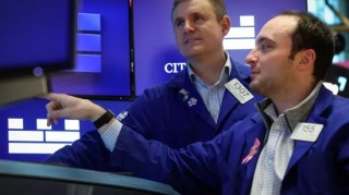 早盘：三大股指悉数走低 微软重挫逾11%