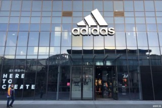阿迪达斯警告称，因关税问题将上调其在美国的所有产品价格