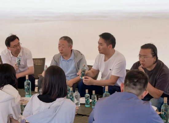 洋河董事长与刘强东沙漠相聚，推出两款京东定制光瓶酒  第1张