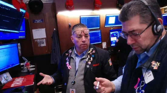 12月17日收盘：美股涨跌不一道指跌逾300点 非农数据描绘疲软经济  第1张