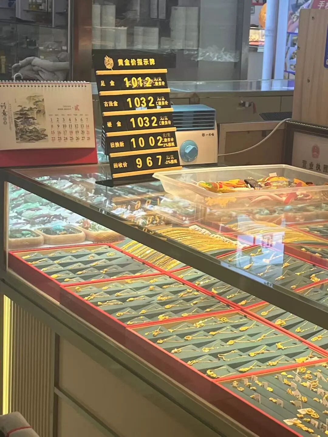 元旦买金热：水贝黄金挤满买金人，投资银条溢价也缺货  第1张