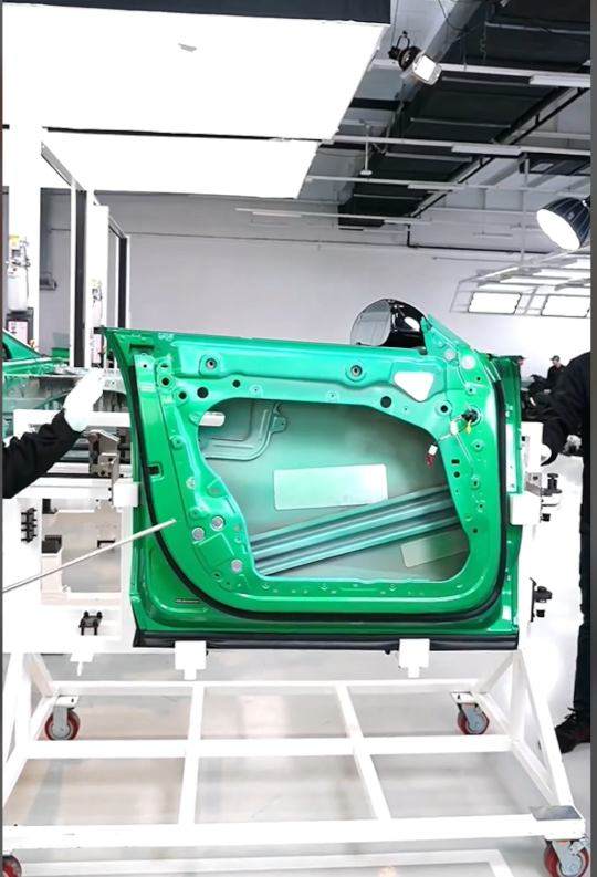 雷军直播现场拆小米YU7：希望大家说公道话，不要故意找茬！门把手设计非常领先，车轮易撞掉是“丢轮保车，四两拨千斤”的策略  第4张