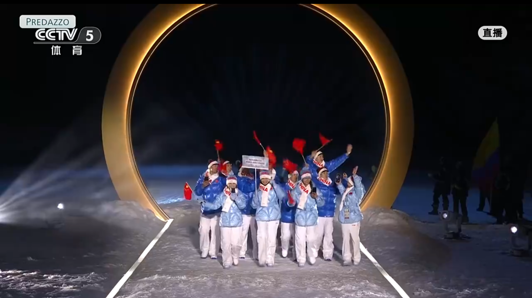 米兰冬奥会开幕，中国代表团亮相，谷爱凌再出征！郎朗时隔18年再登奥运开幕式舞台，奏响《奥林匹克颂》  第8张