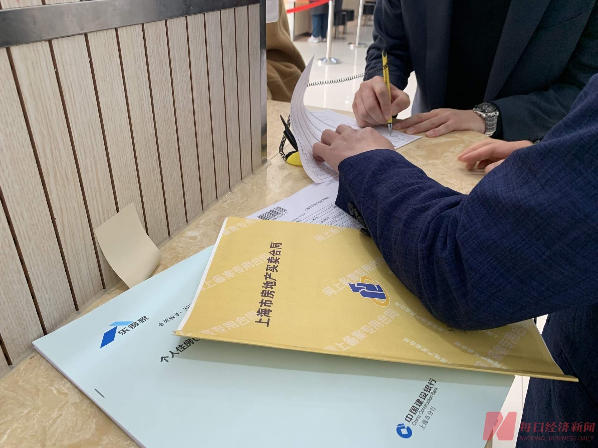 上海二手房交易中心乌泱泱挤满人，感受楼市“小阳春”｜新春走基层  第1张