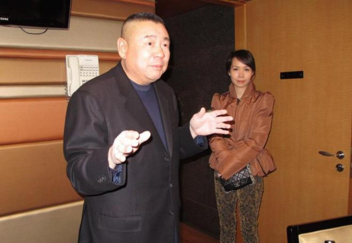 父亲身家超过李嘉诚，他不爱美女爱丑女，继承60亿家产坐地铁上班  第6张