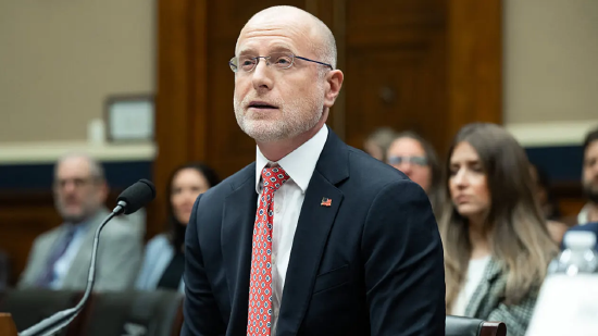 伊朗战争假消息不断 FCC主席抨击广播公司 特朗普否认伊朗袭击美国加油机报道  第1张