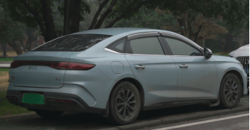 高校停车场真相：比亚迪成大学老师购车首选  第2张